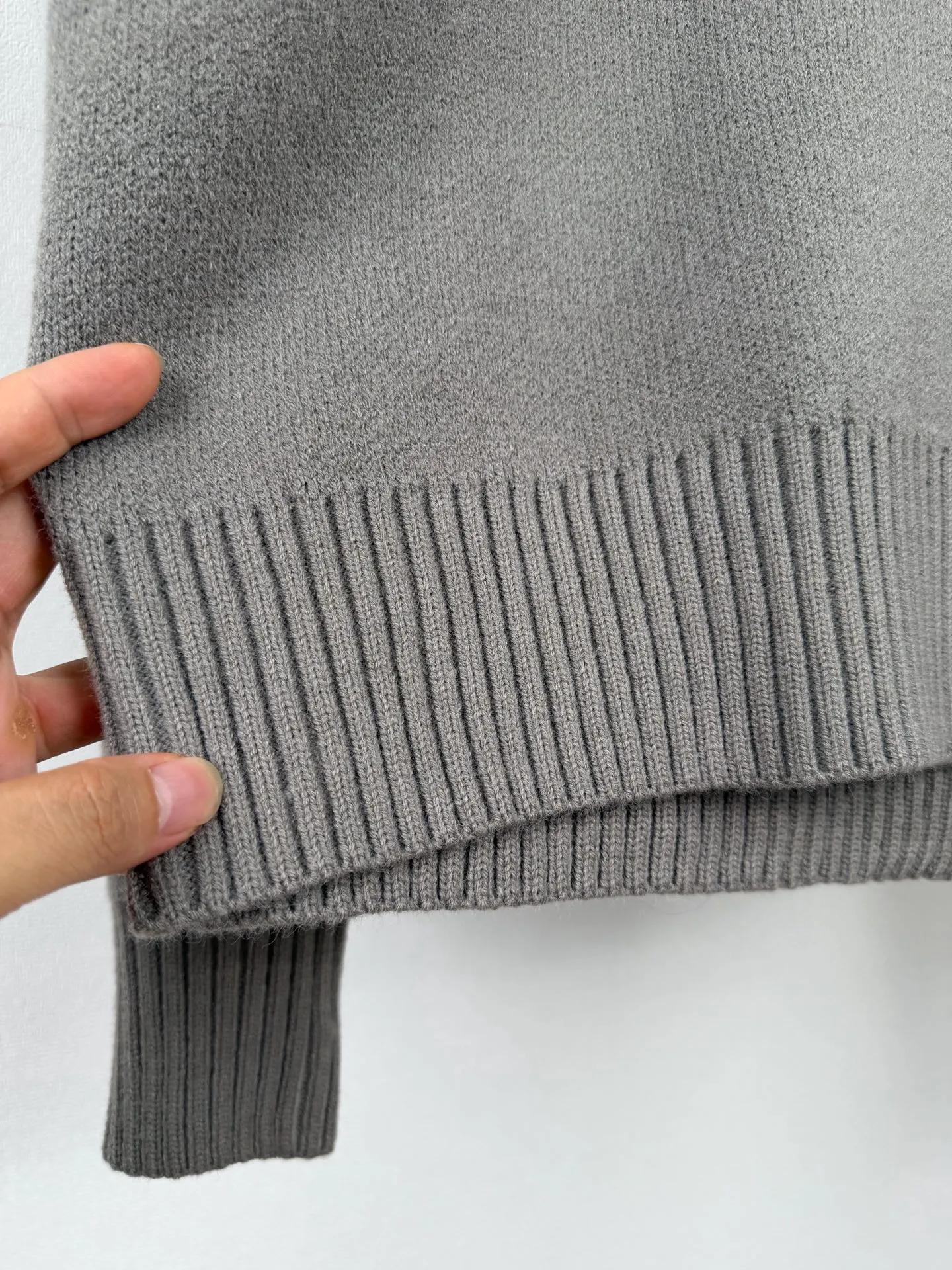 AMI Paris love jacquard crew neck sweater, custom-dyed luxurious Merino wool, soft and delicate, comfortable and close to the skin, with deep sea blue as the base, a calm spectrum dyed by twilight. A contrasting love heart jumps on the chest, quietly exuding its own charming halo. The brand is highly recognizable. The elegance and casualness of French fashion are the ultimate simplification of color, and convey the love and persistence of life. Meet the ultimate simplicity, the well-deserved king of Versatile. Process 1: Jacquard tissue imported from Germany. Precisely control the arrangement and interweaving of yarns. Carefully interweave on the loom. Ami love jacquard artistic pattern inlay. The fabric is more vivid and three-dimensional. Process 2: Softening and deodorizing process of ready-made clothes. Use professional washing equipment and specific detergents to deep clean and deodorize clothes. Improve the feel and appearance of clothes. Accessories: Customized 1:1 Ami Trademark Fit: Loose fit Size: S M L XL
